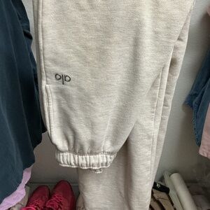 ALO Yoga Accolade Straight Leg Sweatpants in Oatmeal Heather